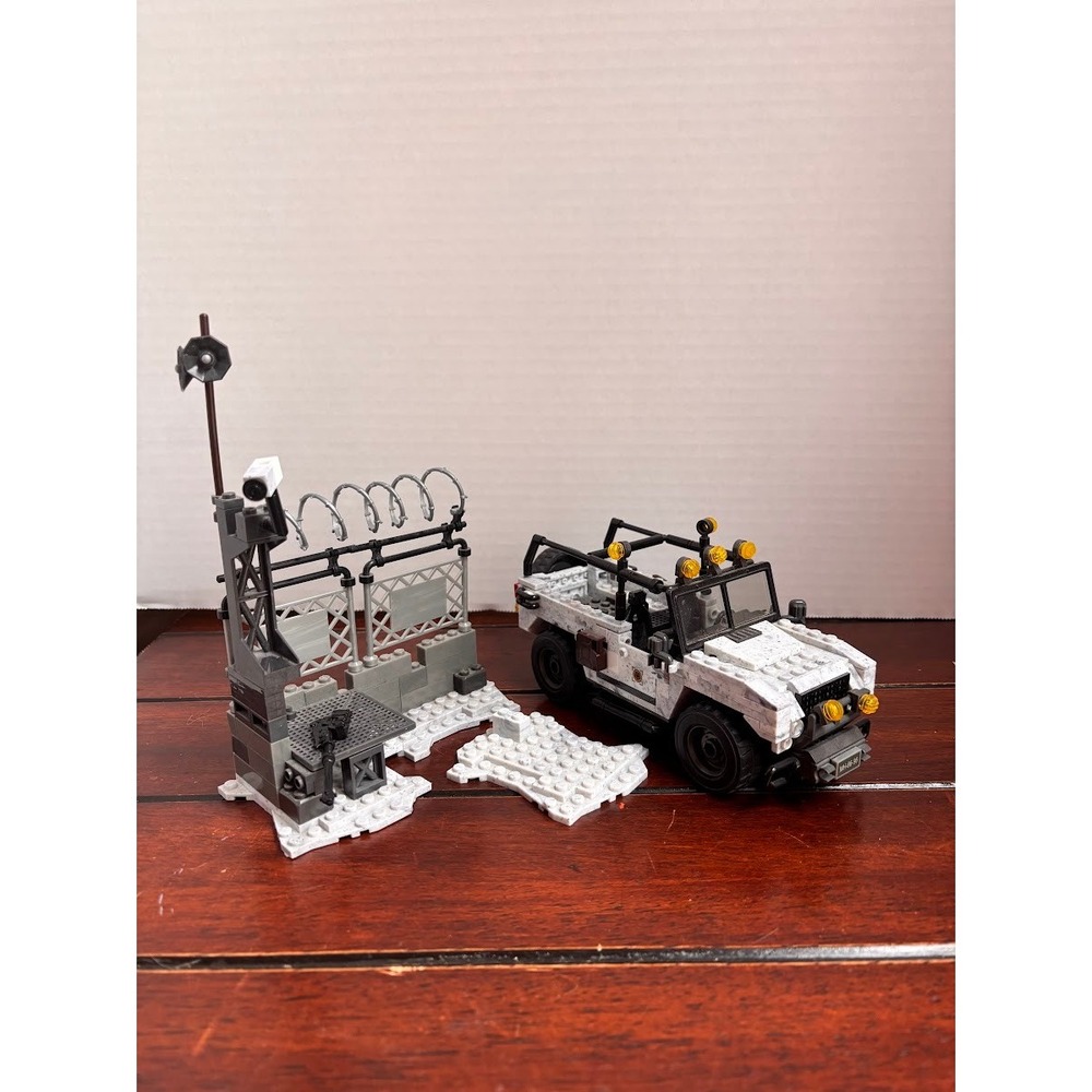 Mega‎ Bloks Call of Duty Arctic Recon Military Truck and Checkpoint Building Set